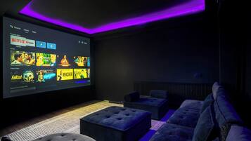 Departamento Confort, 4 habitaciones, vista al patio | Área de sala de estar | Televisión de pantalla plana