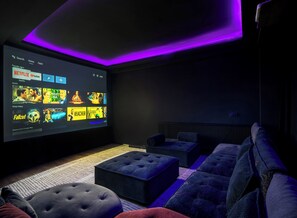 Apartamento conforto, 4 quartos, vista para o pátio | Área de estar | TV de tela plana