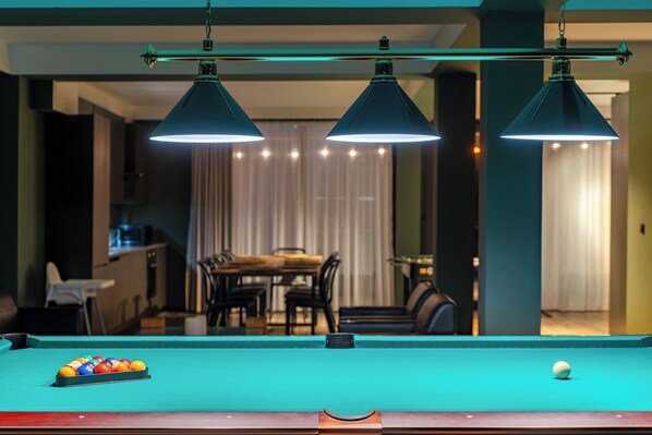 舒适公寓, 4 间卧室, 庭院景观 | 起居区 | 平板电视