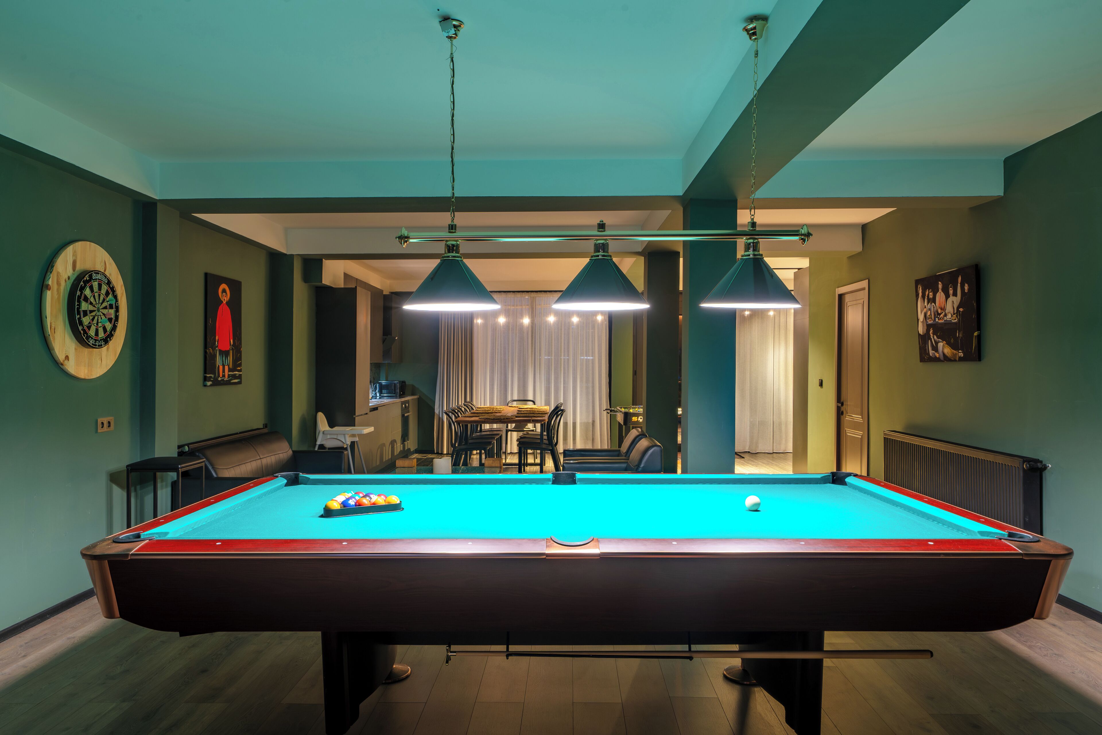 Comfort Apartment, 4 Bedrooms, Courtyard View | Living area