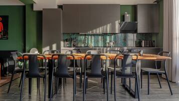 Departamento Confort, 4 habitaciones, vista al patio | Cocina privada | Tetera eléctrica