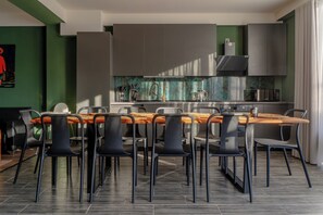 Apartamento Confort, 4 habitaciones, vistas al patio | Cocina privada | Hervidor eléctrico
