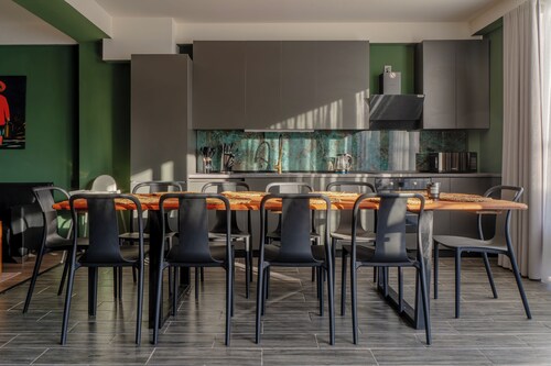 Niabi 4BDR Apartments with billiards 