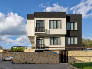 Exterior - Niabi 4BDR Apartments with billiards  (Tbilisi)