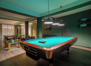 Apartamento Confort, 4 habitaciones, vistas al patio | Zona de estar | Una televisión de pantalla plana
