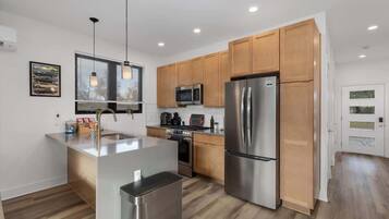 Frigorifero, microonde, forno, piano cottura