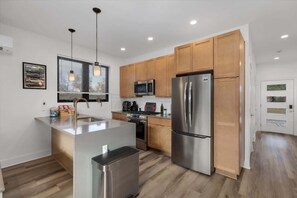 Fridge, microwave, oven, stovetop - 4-Bed 3-Bath North Corktown / Modern & Cozy Retreat (Detroit)