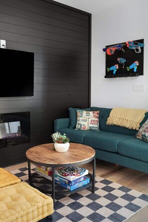 TV, fireplace, offices - 4-Bed 3-Bath North Corktown / Modern & Cozy Retreat (Detroit)