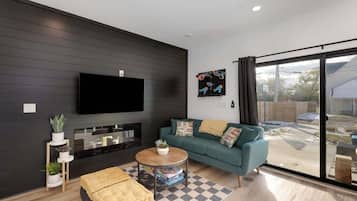 TV, caminetto, studio