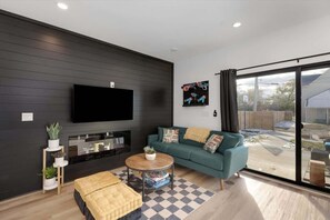 TV, fireplace, offices - 4-Bed 3-Bath North Corktown / Modern & Cozy Retreat (Detroit)