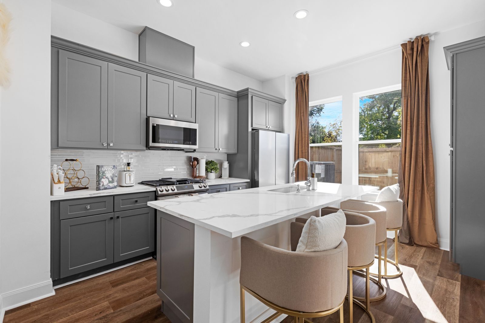 Micro-ondes, four, lave-vaisselle, cafetière/bouilloire