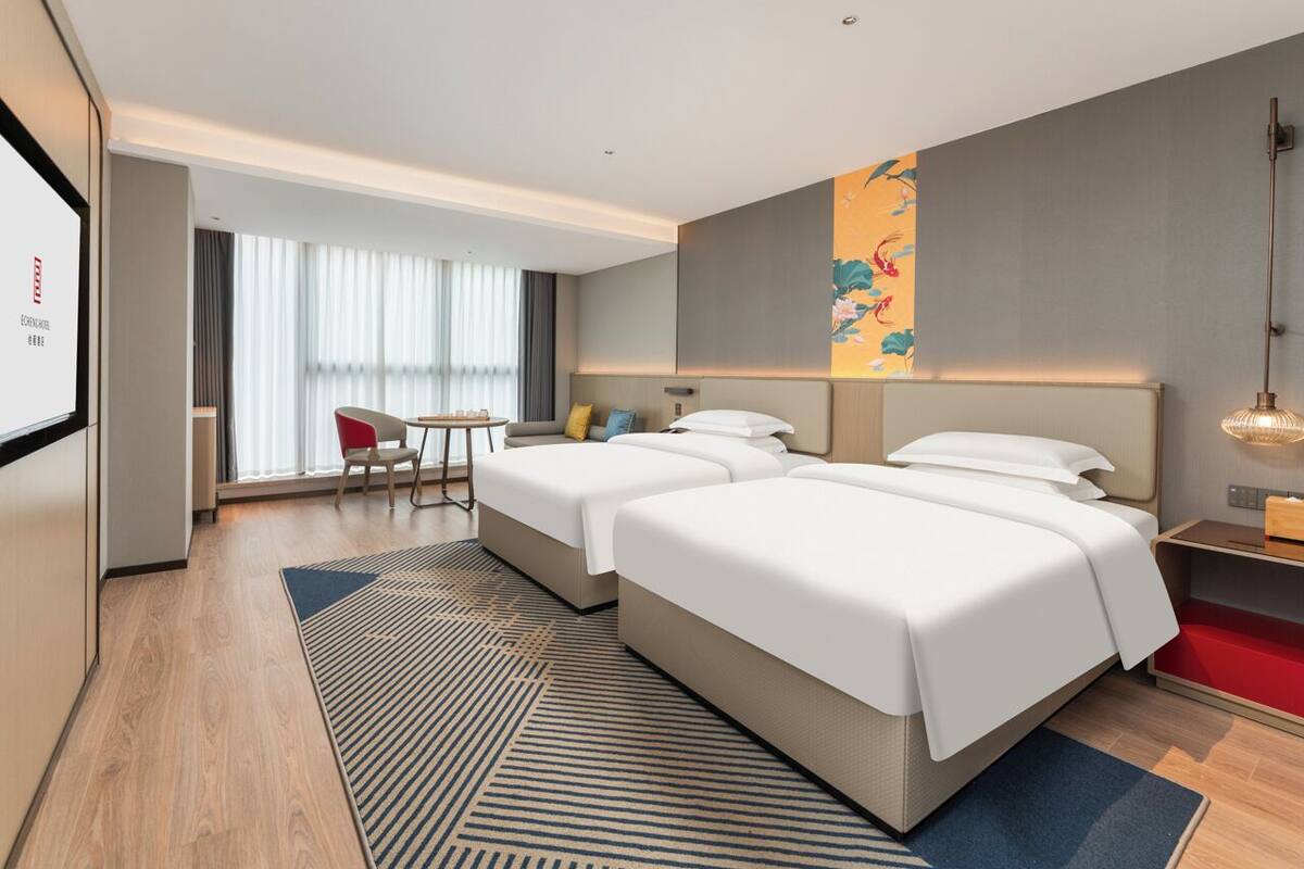Luxe tweepersoonskamer, uitzicht op de stad | Donsdekens, een laptopwerkplek, gratis wifi, beddengoed