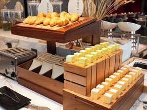 Free daily buffet breakfast  - Guiyang Airport Outlets ECHENG Hotel (Guiyang)