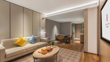 Executive suite, uitzicht op stad | Een laptopwerkplek, gratis wifi