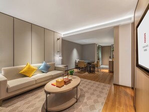 Executive suite, uitzicht op stad | Een laptopwerkplek, gratis wifi