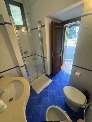 Shower, hair dryer, bidet, towels - Positano cozy apartment on street level (Positano)