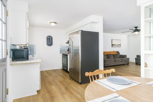 4BR 2 bath Contractor-Friendly Home  \Parking for Trucks