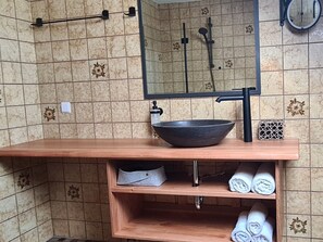 Shower, hair dryer, towels - Apartment 'Wolter' with Shared Terrace, Garden, and Wi-Fi (Gengenbach)