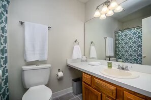 Shower, hair dryer, towels, soap - Lovely townhome in Avondale Estates - 2 bedrooms 2.5 bathrooms. (Avondale Estates)