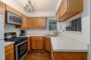 Private kitchen - Lovely townhome in Avondale Estates - 2 bedrooms 2.5 bathrooms. (Avondale Estates)