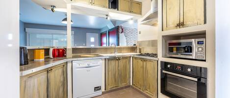 Réfrigérateur, micro-ondes, four, plaque de cuisson