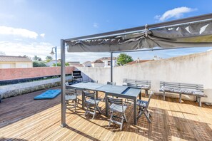 Outdoor dining - Holiday Home 'Sleeps 22 Brem Center with Large' (Brem-sur-Mer)