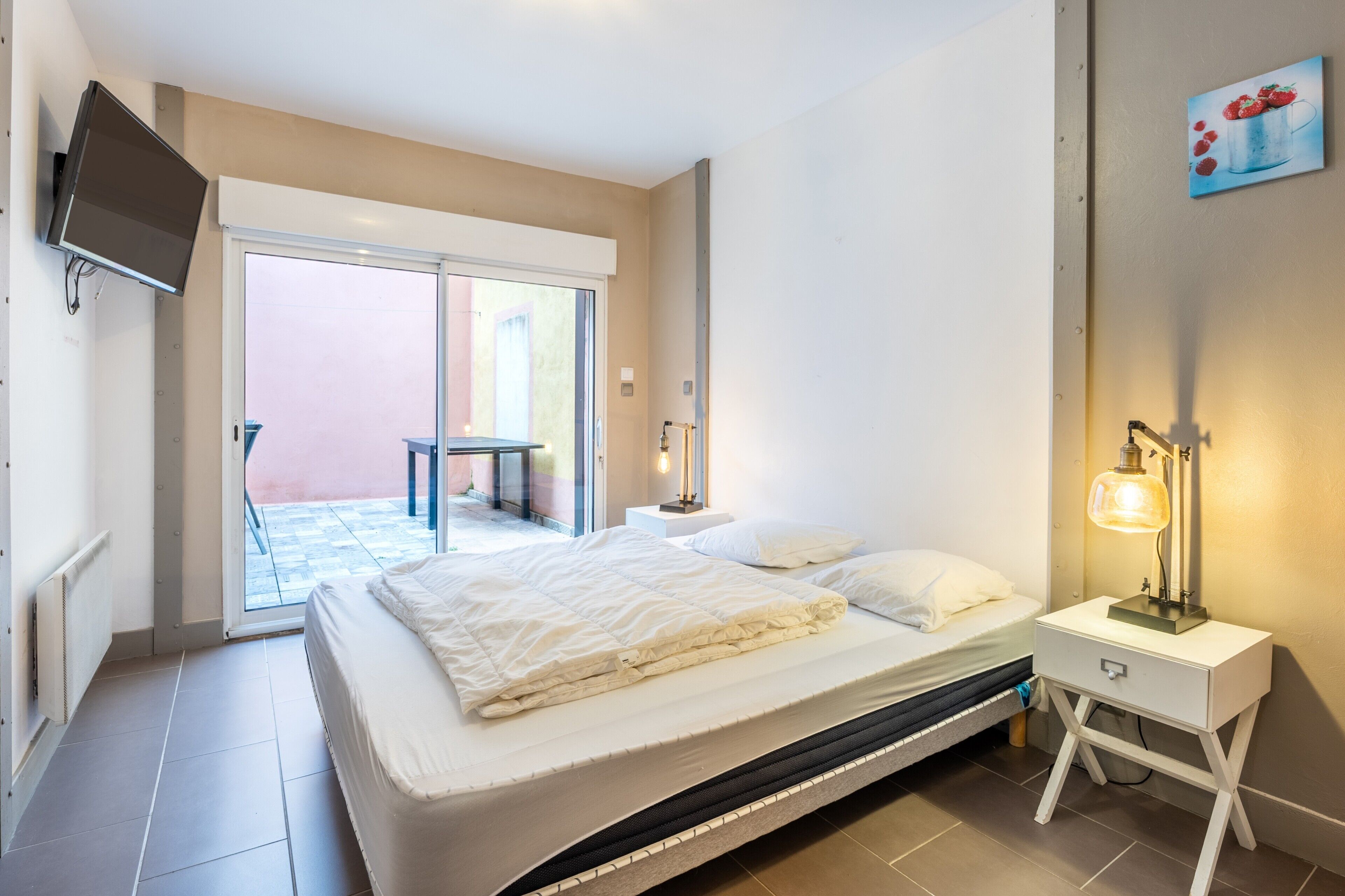 9 bedrooms, WiFi, bed sheets