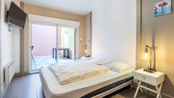 9 bedrooms, WiFi, bed sheets