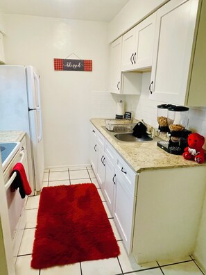 Private kitchen - 2-bedroom apartment in the heart of Fort Lauderdale with AC (Fort Lauderdale)
