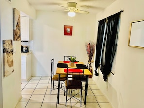 Dining - 2-bedroom apartment in the heart of Fort Lauderdale with AC (Fort Lauderdale)