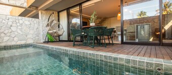 Three-story house 3 suites, pool and hot tub for up to 12 people.