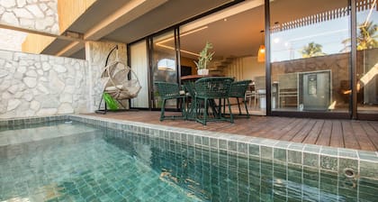 Three-story house 3 suites, pool and hot tub for up to 12 people.