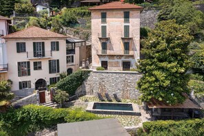Vila, 5 quartos, piscina particular, vista para o jardim | Fachada
