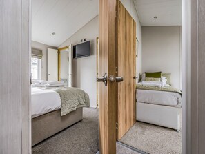 2 bedrooms, iron/ironing board, free WiFi, bed sheets - Gorgeous Home in Lakeside Park | Pass The Keys (Chichester)