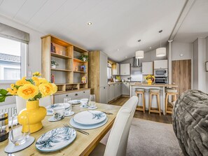 Dining - Gorgeous Home in Lakeside Park | Pass The Keys (Chichester)