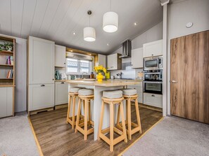 Fridge, microwave, oven, dishwasher - Gorgeous Home in Lakeside Park | Pass The Keys (Chichester)