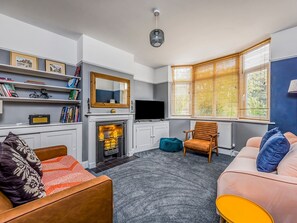 TV, books - Charming Family Home with Parking | Pass The Keys (Chichester)