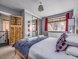 3 bedrooms, iron/ironing board, free WiFi, bed sheets - Charming Family Home with Parking | Pass The Keys (Chichester)