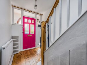 Interior - Charming Family Home with Parking | Pass The Keys (Chichester)