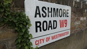 En gatukylt för Ashmore Road W9 i stadsdelen Westminster.