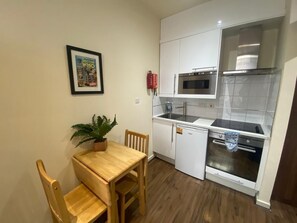 Fridge, microwave, oven, stovetop - Cute studio flat in buzzing Queens Park (London)