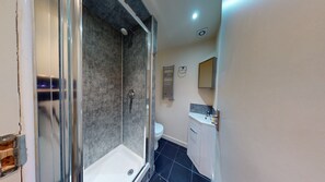 Shower, towels, soap, shampoo - Cute studio flat in buzzing Queens Park (London)