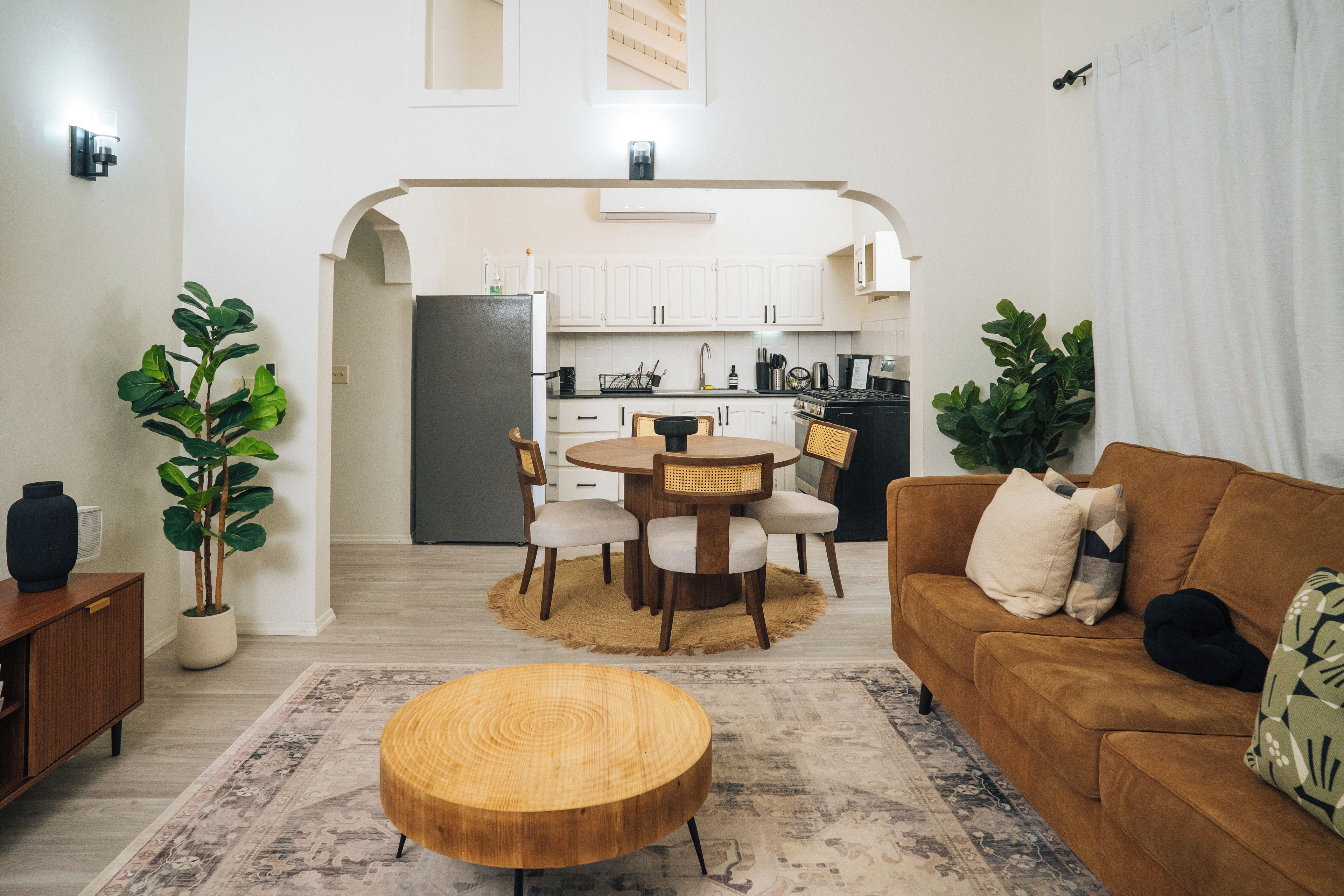 Un espace de vie compact comprenant un coin repas, une cuisine et un coin salon.