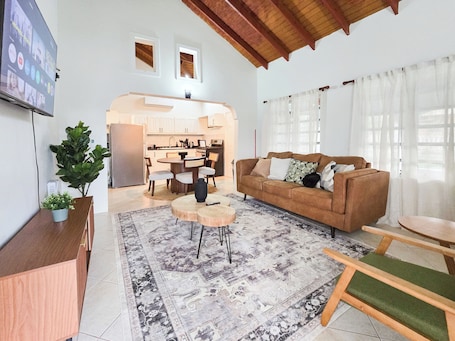 スマートテレビ. Lovely 3 Bedroom Ocean Lane House + AC