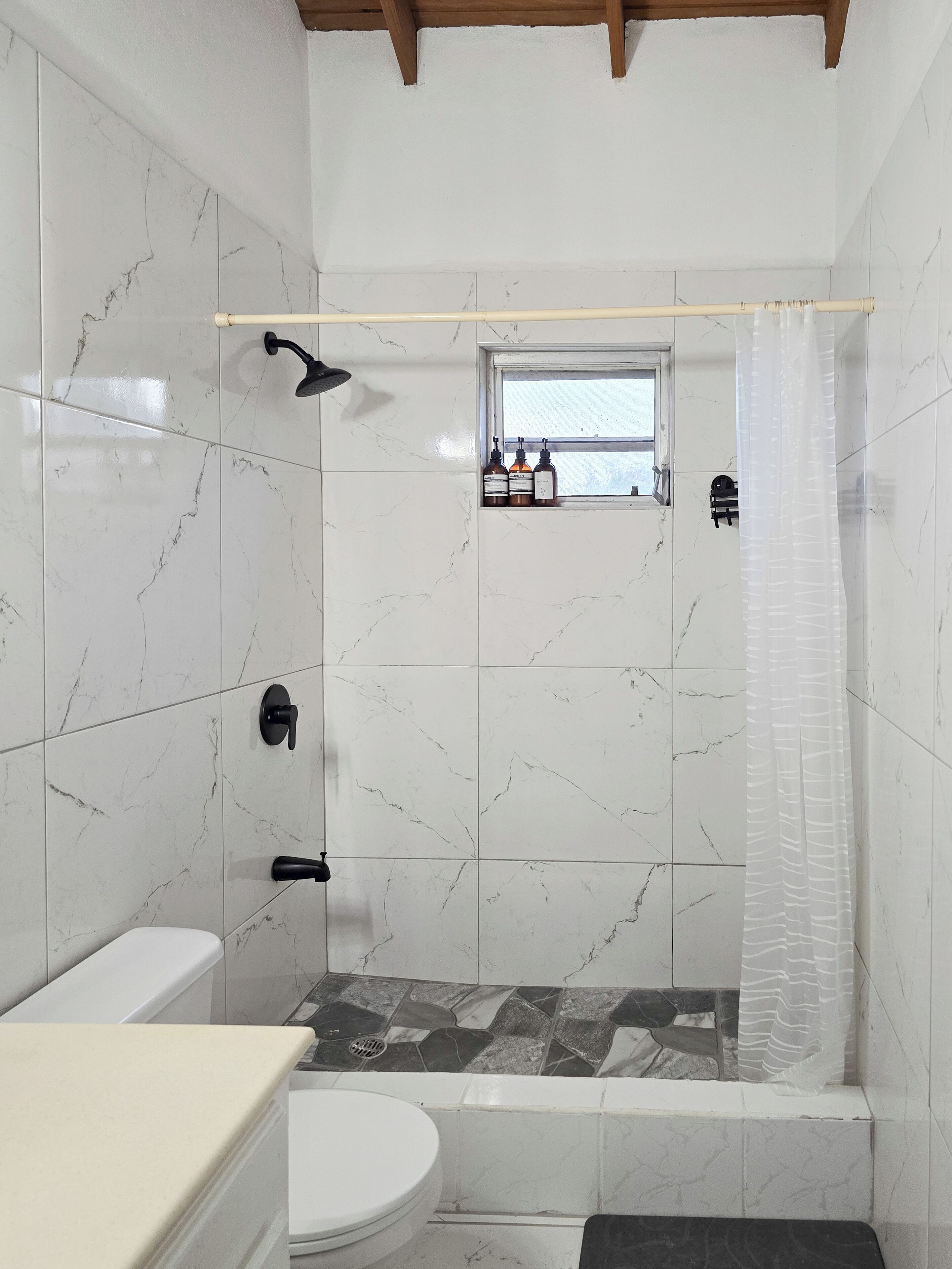 淋浴设施、吹风机、毛巾、肥皂