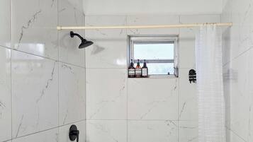 淋浴设施、吹风机、毛巾、肥皂