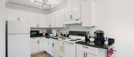 Réfrigérateur, micro-ondes, four, plaque de cuisson