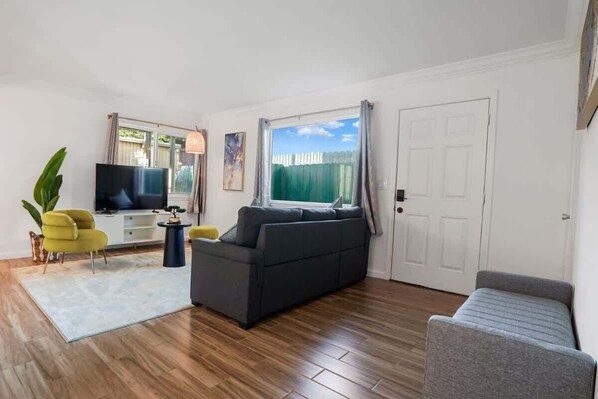 TV - Cozy 2-Bedroom Retreat in Pacifi (Pacifica)