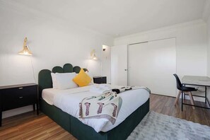 Iron/ironing board, WiFi, bed sheets - Cozy 2-Bedroom Retreat in Pacifi (Pacifica)