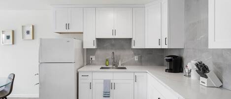 Cafetera y tetera y utensilios de cocina